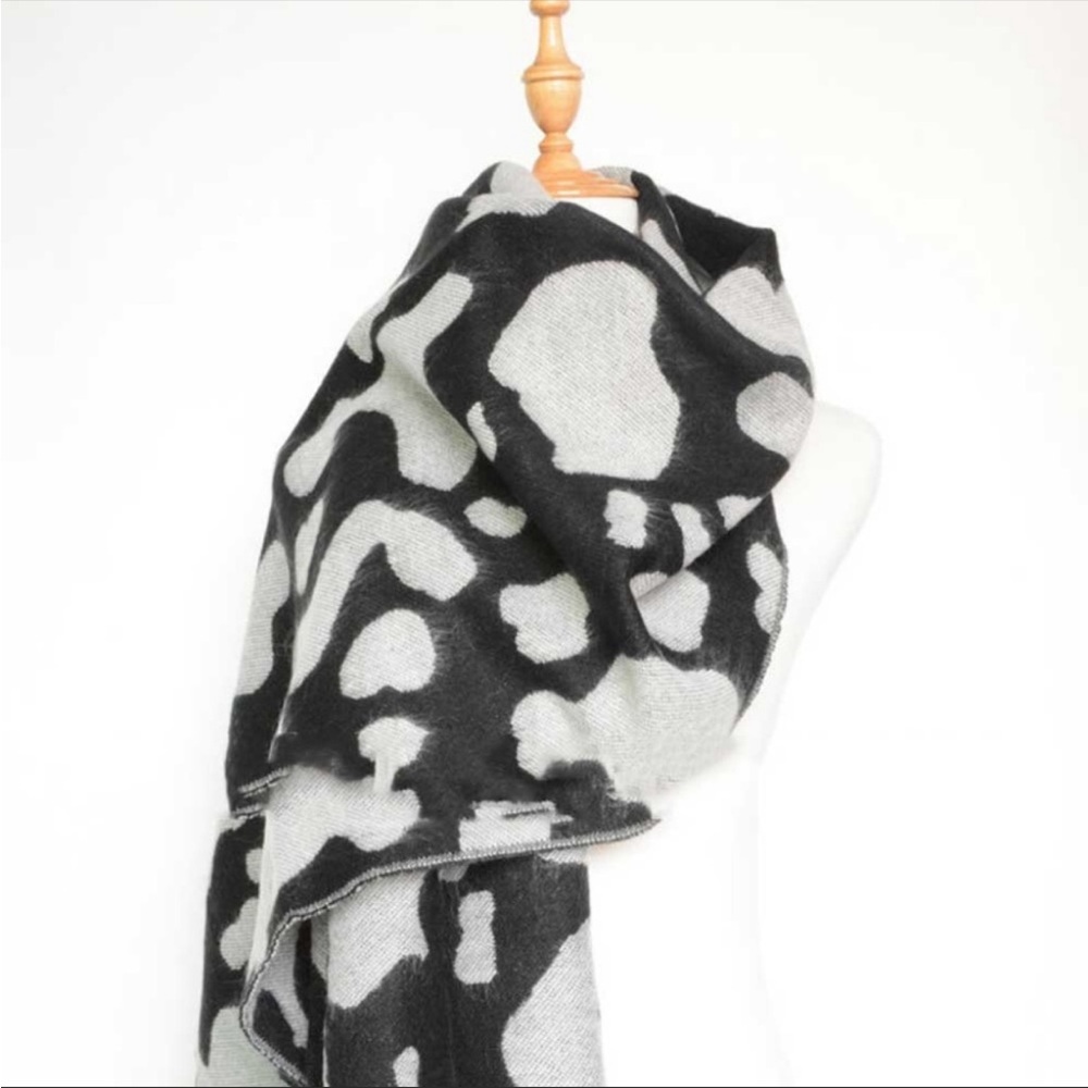 NWT- COW PATTERN TASSLE SCARF - Picture 3 of 10